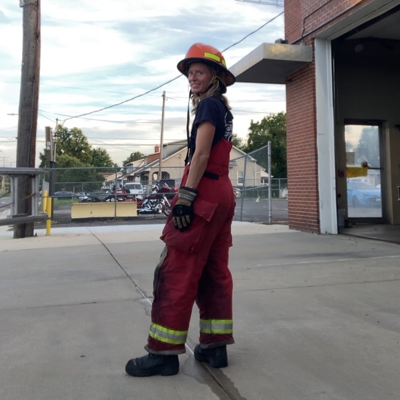 Meet your Posher, Hillary - Picture 2 of 2